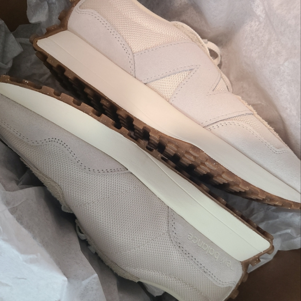 **SOLD** New Balance 327, Grey/Off-white, Sz. 8.5 M/10 W